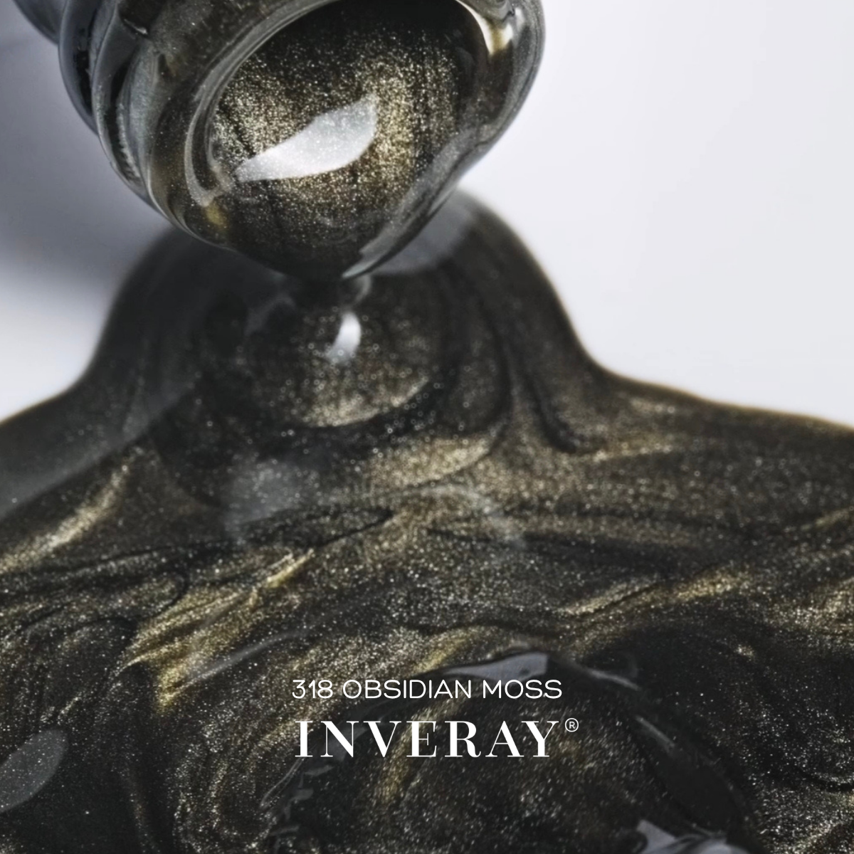 Textura do verniz gel verde-musgo com reflexos dourados – Inveray 318 Obsidian Moss