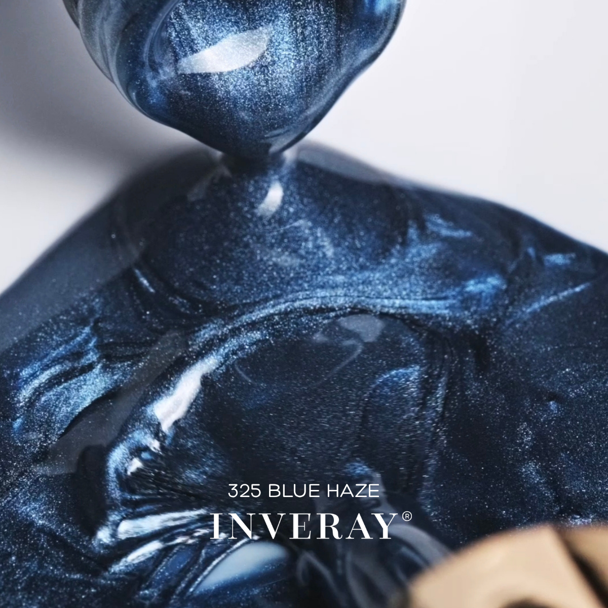 Textura do verniz gel azul-noite com brilho prateado – Inveray 325 Blue Haze