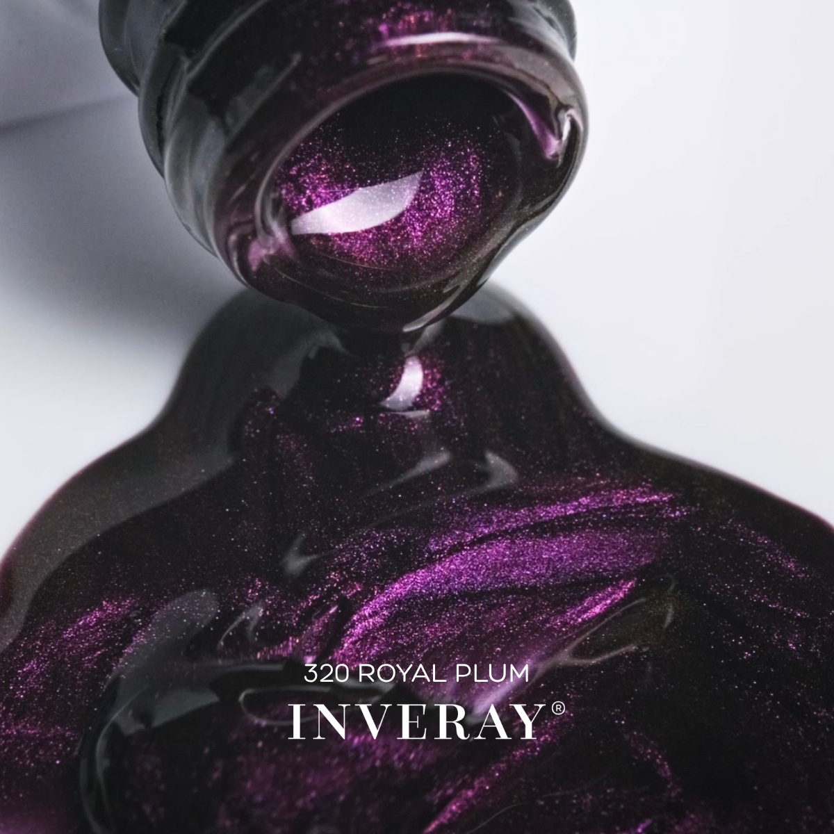 Textura do verniz gel ameixa com brilho violeta – Inveray 320 Royal Plum