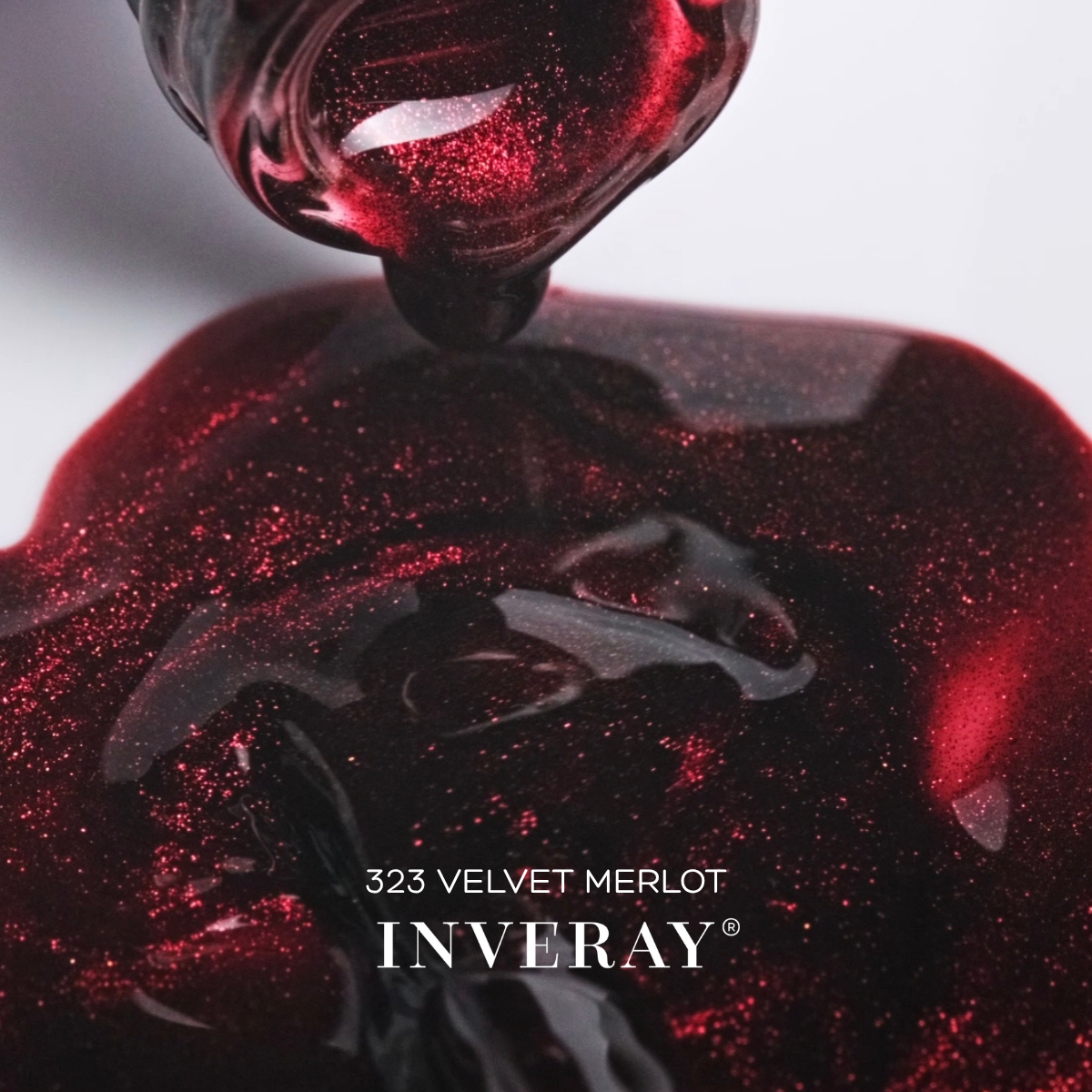 Textura do verniz gel cor de vinho com partículas vermelhas – Inveray 323 Velvet Merlot