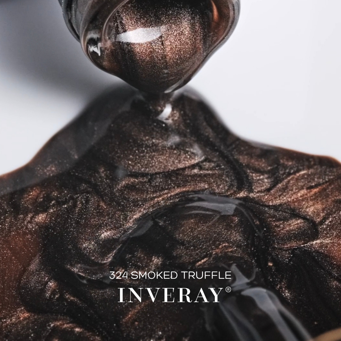 Textura do verniz gel chocolate com brilho bronze – Inveray 324 Smoked Truffle